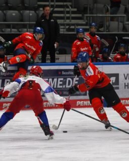 U15 mit 10:3-Sieg gegen Peiting! 🏒
Unsere U15 gewinnt das Vorbereitungsspiel gegen den EC Peiting mit 10:3.
Nach einem schwierigen Start und frühem Rückstand fand das Team immer besser ins Spiel und drehte die Partie noch im ersten Drittel. Mit 4:3 ging es in die erste Pause.
Im zweiten Drittel wurde das Spiel dann immer kontrollierter. Hinten stand die Mannschaft sicherer und vorne wurden die Chancen konsequent genutzt. Nach 40 Minuten stand es 6:3.
Im letzten Drittel legten unsere Jungs noch vier Treffer nach und machten den 10:3-Sieg perfekt.
Ein guter Test und eine starke Reaktion nach dem schwierigen Start. 💪
Danke auch an den EC Peiting für das faire Spiel!
Samstag geht’s weiter:
🏒 AEV U15 vs. Nürnberg
📍 Curt-Frenzel-Stadion
⏰ 15:30 Uhr
#NurDerAEV #U15 #Eishockey #Augsburg #Nachwuchs
