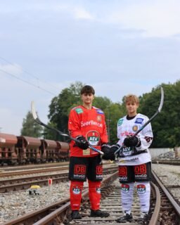 🚆🏒 Partnerschaft verlängert!
Wir freuen uns sehr, dass die DB InfraGO AG ihre Zusammenarbeit mit dem Augsburger EV verlängert und damit auch weiterhin unseren Nachwuchs unterstützt! ❤️💚🤍
Wie schon in den vergangenen Jahren ist die DB InfraGO mit ihrer Werbung auf den Hosen unserer Nachwuchsteams U15 bis U20 präsent und setzt damit ein starkes Zeichen für den Eishockey-Nachwuchs in Augsburg.
Denn Nachwuchsarbeit braucht nicht nur Eis, Schläger und Leidenschaft – sondern auch die Unterstützung starker Partner. 💪🏼
Danke für das Vertrauen und die Unterstützung! Auf viele weitere gemeinsame Jahre! 🏒❤️💚🤍
Hinweis: Die Fotoaufnahmen fanden im gesperrten Gleis unter entsprechenden Sicherungsmaßnahmen statt. Das Betreten des Gleisbereichs für Unbefugte ist lebensgefährlich!
Jetzt spannende Ausbildungsberufe, Praktika und Jobs finden: siehe QR-Code Bild 4.
Bilder: Peter Hartl / Lana Mizich
#dbinfrago #starkeschiene #AEV #zukunfteishockey #partnerschaft @db.infrago