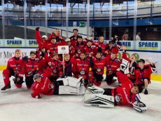 🇮🇹 Eppan 2026🏒☀️

Mit einem Ziel angereist: Titel verteidigen. 🏆
Starkes Turnier gespielt, alles reingeworfen und am Ende leider unglücklich im Halbfinale gescheitert.

Nicht das Ende, das wir uns gewünscht haben. 
Aber Erfolg ist eben kein Glück. Er kommt von Arbeit, Rückschlägen und davon, trotzdem weiterzumachen. 💪

Eppan, es war uns wieder eine Freude. 🍝🇮🇹
Nächstes Mal holen wir uns das Ding zurück. 🏆

#zukunfteishockey #nurderaev