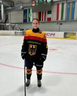 🇩🇪 Internationales Eis für Alissa! 🏒🔥

Unsere U17-Spielerin Alissa Klotz war mit der U18-Frauen-Nationalmannschaft beim 4-Nationen-Turnier in Győr 🇭🇺 dabei.

Und die neu formierte deutsche Auswahl um Bundestrainer Sebastian Jones legte einen perfekten Turnierlauf hin:

🇩🇪 2:1 vs. Österreich
🇩🇪 14:0 vs. Italien
🇩🇪 4:0 vs. Ungarn

3 Spiele. 3 Siege. 20:1 Tore. 💥

Für Alissa waren die Tage mit der Nationalmannschaft eine wertvolle Erfahrung und ein weiterer Schritt auf ihrem Weg.

Stark gemacht, Alissa! 🇩🇪🏒🔥 Wir sind stolz auf dich!

#zukunfteishockey #nurderaev #AEVNachwuchs #U17 #teamgermany