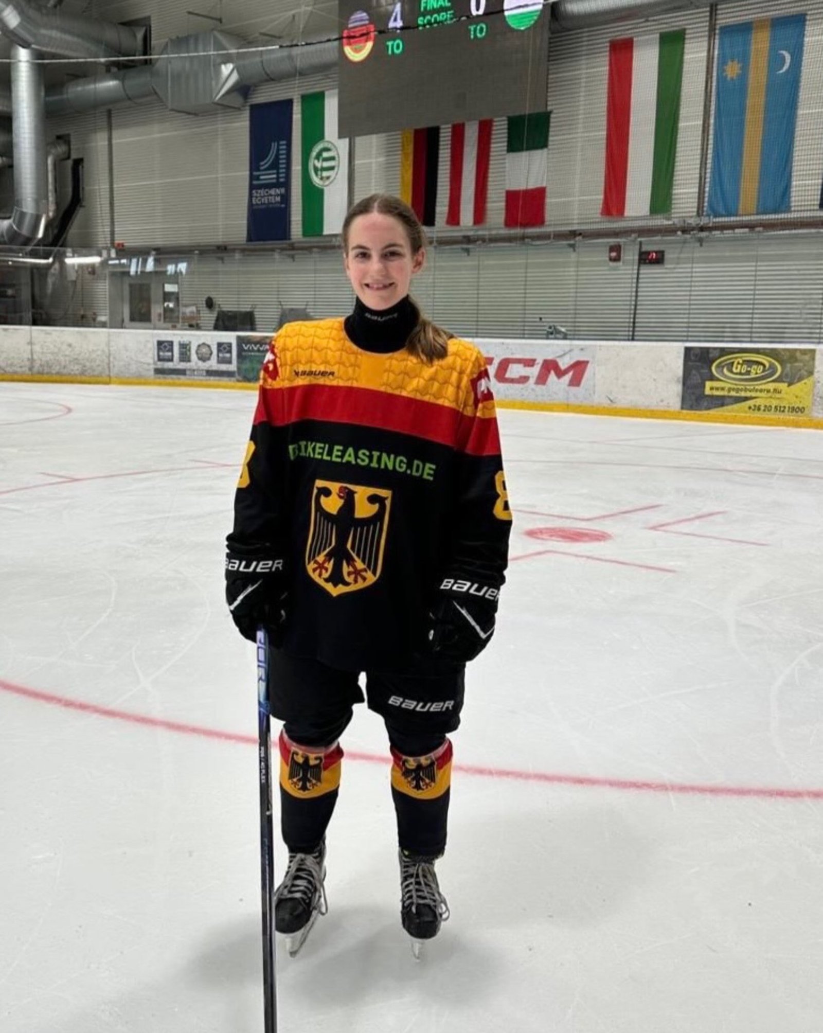 🇩🇪 Internationales Eis für Alissa! 🏒🔥

Unsere U17-Spielerin Alissa Klotz war mit der U18-Frauen-Nationalmannschaft beim 4-Nationen-Turnier in Győr 🇭🇺 dabei.

Und die neu formierte deutsche Auswahl um Bundestrainer Sebastian Jones legte einen perfekten Turnierlauf hin:

🇩🇪 2:1 vs. Österreich
🇩🇪 14:0 vs. Italien
🇩🇪 4:0 vs. Ungarn

3 Spiele. 3 Siege. 20:1 Tore. 💥

Für Alissa waren die Tage mit der Nationalmannschaft eine wertvolle Erfahrung und ein weiterer Schritt auf ihrem Weg.

Stark gemacht, Alissa! 🇩🇪🏒🔥 Wir sind stolz auf dich!

#zukunfteishockey #nurderaev #AEVNachwuchs #U17 #teamgermany