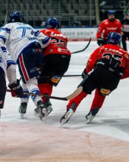 🏒 U20 - Vier Spiele. Vier enge Duelle.
Unsere U20 hatte an den vergangenen beiden Wochenenden mit Bad Tölz und Mannheim zwei starke Gegner vor der Brust – und in allen vier Spielen war es bis zum Schluss spannend.
🔸 Bad Tölz – AEV 4:3
🔸 AEV – Bad Tölz 3:4
🔸 AEV – Mannheim 1:2
🔸 AEV – Mannheim 2:3 n.P.
💪 Alle vier Partien wurden mit nur einem Tor Unterschied entschieden! Gegen Mannheim ging es sogar bis ins Penaltyschießen.
Trotz der Ergebnisse zeigte die Mannschaft viel Einsatz, Moral und Kampfgeist und ließ sich auch nach Rückständen nicht hängen. Jetzt heißt es: Kopf hoch, weiterarbeiten und die nächsten Chancen nutzen!
🔴🟢⚪️
🔜 Nächstes Wochenende: Auswärts in Köln
Viel Zeit zum Verschnaufen bleibt der U20 nicht. Am kommenden Wochenende geht es für den AEV nach Köln.
📅 Samstag, 19.09. | 17:00 Uhr
🏒 Kölner Junghaie – Augsburger EV
📅 Sonntag, 20.09. | 12:00 Uhr
🏒 Kölner Junghaie – Augsburger EV
💪 Zwei Spiele, zwei Chancen auf Punkte – auf geht’s, AEV!
#AEV #AugsburgerEV #AEVU20 #DNL #U20 Eishockey