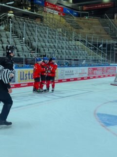 Die U13 I zeigt ein starkes Heimspiel‑Wochenende und holt vier Punkte.
Am Samstag unterlag das Team nach einer 5:3‑Führung, hartnäckigen Riverkings aus Landsberg mit 5:6 nach SO.
Am Sonntag folgte die direkte Antwort: Ein spektakulärer Fünf‑Tore‑Lauf drehte das Spiel gegen Geretsried – Endstand 8:6 für den AEV.

👉 Den ausführlichen Bericht findet ihr jetzt auf unserer Homepage.

📅 Weiter geht’s am 26.09.27 in Füssen:
Spielbeginn: 13:30 Uhr
Die Jungs freuen sich über jede Unterstützung – auswärts wie zuhause.

#AEVu13 #ZukunftEishockey #Augsburg #Eishockey #AugsburgerJungs