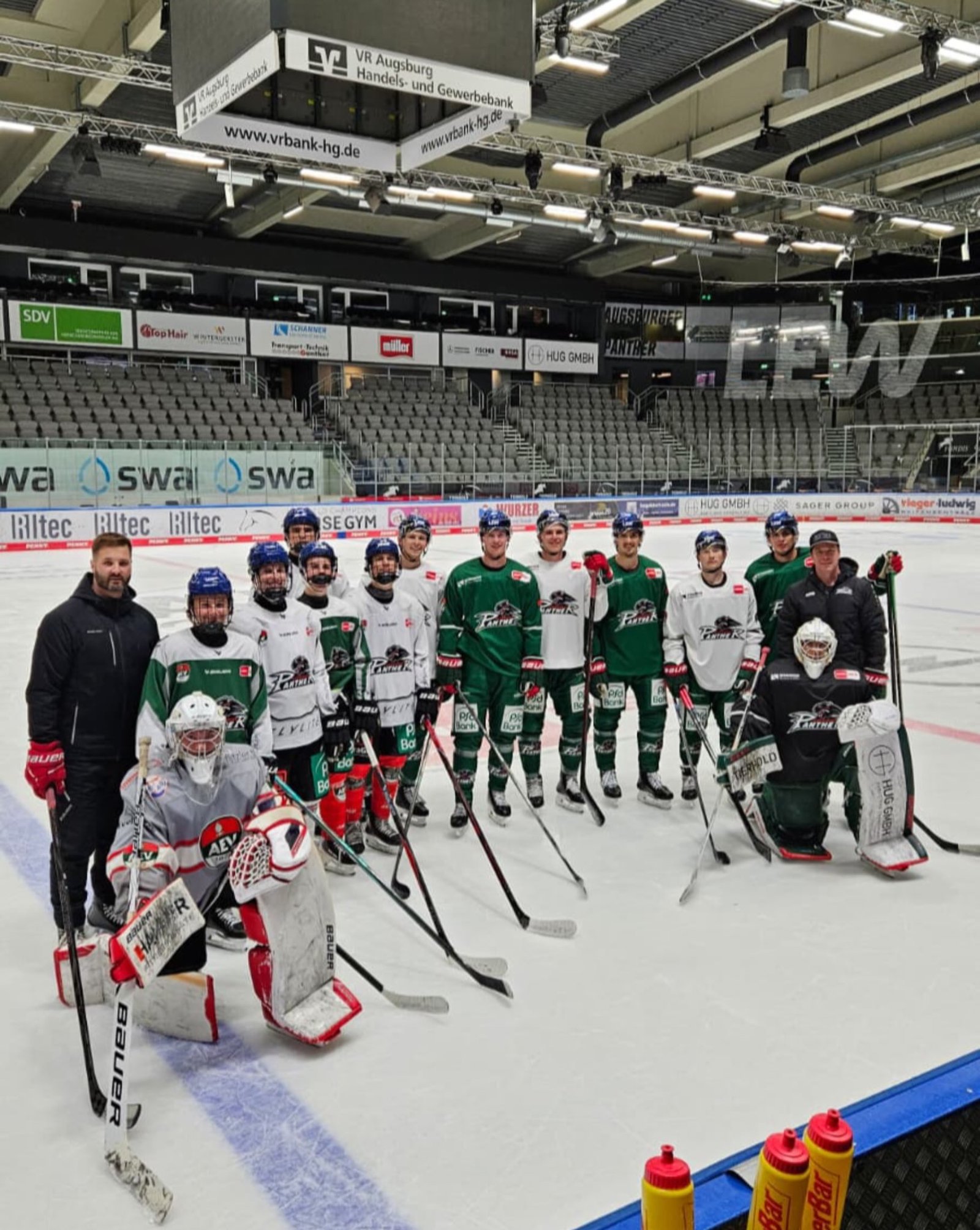 Panther & Nachwuchs – eine Runde Skills
Heute gab’s ein gemeinsames Skill-Training mit einigen Panthern und Jungs aus der U17 und U20.
U17
🥅 Tim Matzenmüller
U20
Lenny Creuzburg
Giovanni Patat
Cedrik Wijacki
Lukas Pest
Lennart Rekis
🥅 Dave Dützka
Mit dabei waren außerdem Gerry Fleming, Mika Wendell, T.J. Trevelyan und Marc Vorderbrüggen.
Und unter den kritischen Augen von Larry Mitchell und Thomas Holzmann wurde fleißig an den Skills gearbeitet. 👀🏒
#AugsburgerPanther #U17 #U20 #SkillTraining #Eishockey