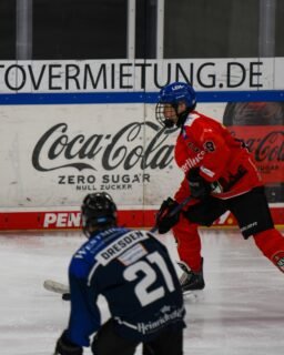 U15 des AEV beendet den Eislöwen Cup auf Platz fünf! 🏒

Unsere U15 hat am Wochenende beim Dresdner Eislöwen Cup 2026 ihre Vorbereitung abgeschlossen.

Nach einem 5:0-Auftaktsieg gegen Straubing folgten enge Spiele gegen Dresden, Krefeld und Deggendorf. Zum Abschluss traf der AEV im Spiel um Platz fünf erneut auf Straubing und konnte sich mit einem deutlichen 7:0 durchsetzen.

Damit beendet die Mannschaft das Turnier auf dem fünften Platz und geht mit weiteren wertvollen Spielen und Erfahrungen aus der Vorbereitung in die Punktrunde.

Jetzt geht’s um die Punkte!

📅 Sonntag, 20. September 2026
🏒 SC Riessersee – AEV U15
📍 Garmisch-Partenkirchen

#NurDerAEV #Eishockey #NachwuchsEishockey #EislöwenCup #augsburg