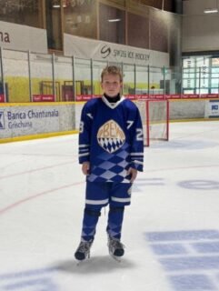 Recap - David Andreas vertrat unsere Farben beim internationalen U13‑Turnier in Scuol und zeigte eine starke Leistung auf und neben dem Eis.
Intensive Tage, wertvolle Erfahrungen, top Teamgeist.
Beide BEV Auswahlteams haben gezeigt was in ihnen steckt und sich die ersten beiden Plätze erspielt.
#ZukunftEishockey #AEV #Augsburgerjungs #Eishockey #bev