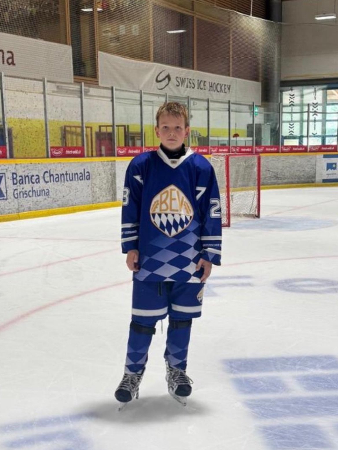 Recap - David Andreas vertrat unsere Farben beim internationalen U13‑Turnier in Scuol und zeigte eine starke Leistung auf und neben dem Eis.
Intensive Tage, wertvolle Erfahrungen, top Teamgeist.
Beide BEV Auswahlteams haben gezeigt was in ihnen steckt und sich die ersten beiden Plätze erspielt.
#ZukunftEishockey #AEV #Augsburgerjungs #Eishockey #bev