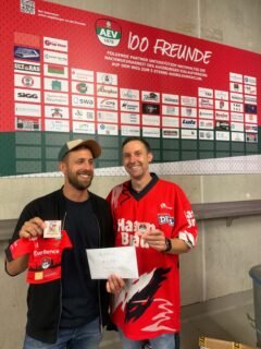 #AEV5050Lotterie. Wir gratulieren Tobi aus Augsburg zu 1420 €uronen. Zusätzlich fanden über 400 Becher den Weg in die Sammelstationen. ❤️‍🔥 👏🏻

Ein dickes Dankeschön an alle im Namen des #AEVNachwuchs! 

Glückwünsche gehen von Herzen an unsere @aevpanther zum ersten Heimsieg. ❤️💚🤍

#ZukunftEishockey #Augsburg #NurDerAEV