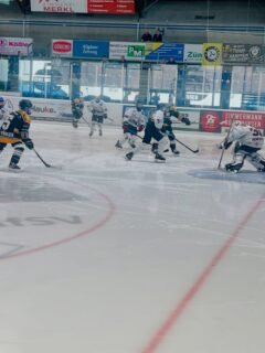 U13 I - Keine Punkte im Spiel gegen Füssen.

Das erste Drittel verlief zunächst ausgeglichen. Mit zunehmender Spieldauer erhöhte Füssen jedoch den Druck. Einzig unserem Goalie und der fehlenden Treffsicherheit der Gastgeber war es zu verdanken, dass wir mit einem knappen 0:1-Rückstand in die erste Pause gingen.

Motiviert startete unsere U13 in den Mittelabschnitt und belohnte sich mit dem verdienten Ausgleich. Die Freude währte jedoch nur kurz, denn Füssen setzte direkt nach und zog mit einem Doppelschlag davon. Auch im weiteren Verlauf drückte der EVF dem Spiel seinen Stempel auf und ging mit einer 5:2-Führung in die zweite Pause.

Im Schlussdrittel entwickelte sich ein offener Schlagabtausch. Nach zwischenzeitlich aufkeimender Hoffnung unserer Jungs, fand Füssen erneut die passenden Antworten und baute seinen Vorsprung weiter aus.
Am Ende ging der EV Füssen mit einem 11:6-Sieg verdient vom Eis.

Für unsere Jungs heißt es jetzt: Mund abwischen, aus den Fehlern lernen, hart Arbeiten und den Blick nach vorne richten. 

➡️ Weiter geht’s am Sonntag, den 04.10.2026, um 10:00 Uhr auswärts beim EC Peiting.

#AEVu13 #AugsburgerJungs #ZukunftEishockey #mundabwischen #Augsburg