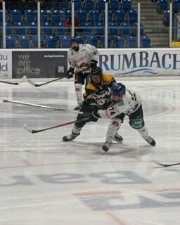 🔥 U20 holt den Auswärtssieg in Füssen!

Nach einem durchwachsenen Start findet der AEV immer besser ins Spiel und gewinnt beim EV Füssen verdient mit 4:1! 🏒💪

Mit zunehmender Spielzeit übernahm unsere U20 immer mehr die Kontrolle, spielte sich gute Chancen heraus und zeigte sich diesmal auch im Powerplay deutlich effektiver. ⚡️

Am Ende steht ein verdienter 4:1-Auswärtssieg – auch wenn bei der Chancenverwertung noch Luft nach oben bleibt. 😉

🥅 Die AEV-Tore:
Rico Barrenscheen
Nolan Gebele
Mykyta Horkov
Samuel Eder

🔜 Nächstes Wochenende geht’s weiter: Unsere U20 ist zu Gast in Iserlohn! 💥

🔴🟢⚪️ Weiter geht’s, Jungs!

#AEV #nurderaev #U20 #DNL #zukunfteishockey