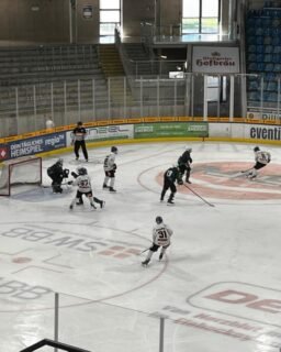 🏒 U17 zurück in der Spur! 🔥

Nach zwei Niederlagen gegen die Jungadler Mannheim zeigte unsere U17 am Sonntag beim SC Bietigheim die richtige Reaktion.

Nach holprigem Start platzte im 2. Drittel der Knoten: 3 Tore! 💪 Im Schlussabschnitt legte der AEV noch einmal 3 Treffer nach. Das Highlight: Das letzte Tor fiel als Shorthander bei doppelter Unterzahl! 🚨

Torschützen:
2x Jakob Ölschläger
2x Lukas Bernhardt
1x Maximilian Baumer
1x Philipp Brugner

#AEV #U17 #AugsburgerEV #zukunfteishockey #nurderaev