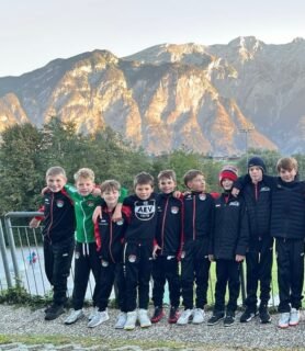 Unsere U11 war am Wochenende in Götzens am Start 🇦🇹⛰️

Nach einer souveränen Gruppenphase ging’s verdient ins Finale gegen Meran.

Und das hatte es nochmal richtig in sich…
Ein echter Krimi bis zum Schluss, inklusive ordentlich Herzrasen bei allen, auf und neben dem Eis 🔥

Am Ende konnten unsere Jungs das Ding für sich entscheiden und sich den Turniersieg holen! 🏆🙌

Starke Leistung, #augschburgerjungs! 💪

#nurderaev #zukunfteishockey