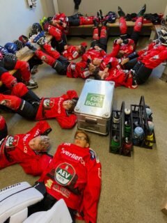 Einen Tag nach unserer U11 ging’s auch für die U9 nach Götzens. 🏒

Und natürlich wollten die Kids es den Großen nachmachen und ebenfalls den Pokal mit nach Hause nehmen. 🏆

Mit starken Spielen ging es auch für unsere U9 bis ins Finale. Am Ende mussten sie sich sich aber, nach einem spannenden und knappen Match, leider geschlagen geben. 🥈

Auch wenn es diesmal nicht ganz für den Turniersieg gereicht hat: Auf den zweiten Platz und vor allem auf die gezeigte Leistung können die Kids richtig stolz sein! 

#nurderaev #zukunfteishockey