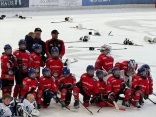 Am Tag der Deutschen Einheit ging es für unsere U11-2 nach Kempten zum NOAQ-Cup 2026. 🇩🇪

Nach einem noch etwas verschlafenen Start zeigte das Team schnell, was in ihm steckt💪🔴🟢⚪

Im 4-gegen-4 blieb der AEV in der gesamten Vorrunde ungeschlagen und sicherte sich verdient den 1. Tabellenplatz. 🥇

Im Finale wartete dann eine besondere Herausforderung: Großfeld 🚨 
Für viele eine noch ungewohnte Erfahrung. In einem intensiven und bis zum Schluss umkämpften Spiel hatte der Gastgeber schließlich knapp die Nase vorn.

🥈 Platz 2 beim NOAQ-Cup!

Ein richtig starker Turniertag, auf den das gesamte Team stolz sein kann. Jeder Einzelne hat alles gegeben und zu einer tollen Mannschaftsleistung beigetragen! ❤️🏒