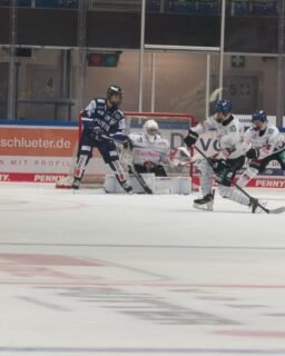 🏒 U20 holt einen Punkt am Seilersee

Zwei intensive Auswärtsspiele in Iserlohn liegen hinter der U20 des AEV. Am Samstag musste sich das Team mit 1:4 geschlagen geben. Am Sonntag zeigte die Mannschaft eine starke Reaktion, führte kurz vor Schluss mit 5:4, musste aber noch den Ausgleich hinnehmen und verlor anschließend im Penaltyschießen mit 5:6.

🔹 Samstag: Iserlohn – AEV 4:1
⚡ Torschütze: Leon Radtke

🔹 Sonntag: Iserlohn – AEV 6:5 n.P.
⚡ Torschützen: Giovanni Patat, Samuel Eder (2x), Luis Köpf (2x)

Besonders am Sonntag zeigte der AEV viel Moral und kämpfte sich nach einem 0:2-Rückstand zurück. Am Ende fehlte nur wenig zum Sieg.

🔥 Jetzt geht es zu Hause weiter!

Am kommenden Wochenende empfängt unsere U20 den Düsseldorfer Nachwuchs zu zwei Heimspielen im Curt-Frenzel-Stadion.

📣 Zwei Heimspiele, sechs mögliche Punkte – unsere Jungs brauchen eure Unterstützung! Kommt ins Stadion und feuert die U20 an!

❤️💚🤍 Auf geht’s, AEV!

#AEV #AugsburgerEV #U20 #DNL #Nachwuchs