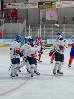 🏒 U13 I dominiert in Peiting und feiert klaren Auswärtssieg am letzten Sonntag.

1. Drittel Die U13 I übernahm von Beginn an die Kontrolle und setzte den EC Peiting früh unter Druck. Mit einem starken Start und konsequenter Chancenverwertung erspielte sich der AEV bereits nach 20 Minuten eine komfortable 5:0-Führung.

2. Drittel Auch im Mittelabschnitt blieb der AEV die spielbestimmende Mannschaft. Trotz zweier Treffer der Gastgeber ließ das Team nicht nach und baute den Vorsprung mit hohem Tempo und viel Offensivdrang auf 10:2 aus.

3. Drittel Im Schlussdrittel kontrollierte die U13 I weiter das Spielgeschehen. Nach einem frühen Gegentreffer antwortete die Mannschaft umgehend und machte mit drei weiteren Treffern den deutlichen 13:3-Auswärtserfolg perfekt.
 Eine geschlossene Mannschaftsleistung, viel Spielfreude und hohe Effizienz vor dem Tor sorgten für einen auch in dieser Höhe verdienten Sieg. ❤️💚
📅 Die U13 I hat am kommenden Wochenende spielfrei.
📣 Feuert unsere U13 II an! 🏒 10. Oktober | 12:45 Uhr Heimspiel im #CFS 🆚 Black Hawks EHF Passau
Auf geht’s AEV! ❤️💚

#AEVu13 #ZukunftEishockey #Augsburg #AEV