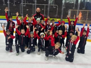Am vergangenen Wochenende war unsere U9 zu Gast in Garmisch-Partenkirchen und durfte beim zweitägigen Alpspitz Cup ihr Können unter Beweis stellen! 🏔️🏒

In einem sehr ausgeglichenen und hart umkämpften Turnier zeigten unsere Jungs vollen Einsatz und jede Menge Leidenschaft. Am Ende belohnten sie sich mit einem tollen 3. Platz! 🥉👏

Doch nicht nur sportlich war das Wochenende ein voller Erfolg.
Auch der Spaß auf und neben dem Eis kam definitiv nicht zu kurz! 
Das sind wahre #augschburgerjungs ❤️💚🤍

Ein herzliches Dankeschön an den @sc_riessersee_nachwuchs für die Einladung und das rundum hervorragend organisierte Turnier! 🙌

Wir sind gerne wieder dabei!

#nurderaev #zukunfteishockey