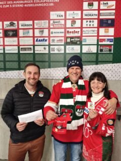🏒✅ 3:0-Sieg der #AEVPanther und doppelter Grund zur Freude!

Während die Panther einen starken Heimsieg gegen Bremerhaven feiern konnten, gab es auch bei der #AEV5050Lotterie des Nachwuchses einen glücklichen Gewinner. 🍀
🎟️ Gewinnerlos D0325 💰 1.525 €
Über den Gewinn darf sich Peter aus Neusäß freuen.
Besonders passend: Peter ist seit dieser Saison stolzer Dauerkartenbesitzer und konnte einen rundum gelungenen Panther-Abend erleben.
❤️💚🤍 Herzlichen Glückwunsch und viel Freude mit dem Gewinn!
@aevpanther #AEV #ZukunftEishockey #aevnachwuchs
