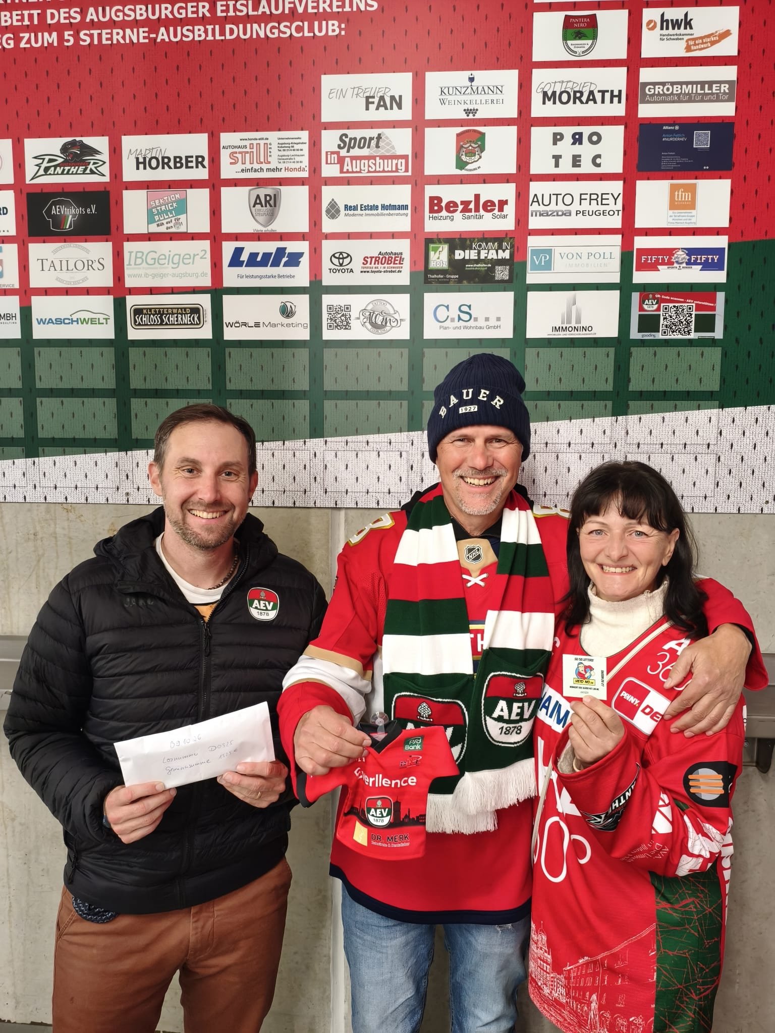 🏒✅ 3:0-Sieg der #AEVPanther und doppelter Grund zur Freude!

Während die Panther einen starken Heimsieg gegen Bremerhaven feiern konnten, gab es auch bei der #AEV5050Lotterie des Nachwuchses einen glücklichen Gewinner. 🍀
🎟️ Gewinnerlos D0325 💰 1.525 €
Über den Gewinn darf sich Peter aus Neusäß freuen.
Besonders passend: Peter ist seit dieser Saison stolzer Dauerkartenbesitzer und konnte einen rundum gelungenen Panther-Abend erleben.
❤️💚🤍 Herzlichen Glückwunsch und viel Freude mit dem Gewinn!
@aevpanther #AEV #ZukunftEishockey #aevnachwuchs