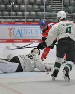 🏒💥 6-PUNKTE-WOCHENENDE FÜR UNSERE U17! 🔴🟢⚪️

Was für ein Wochenende für den AEV! 🔥

✅ 2:1 gegen die Starbulls Rosenheim
Revanche geglückt! 💪 Nach der knappen Niederlage in der Vorwoche zeigte unser Team eine kämpferische Leistung und sicherte sich in einem intensiven Spiel den verdienten Heimsieg! 🦾

🚨 14:2 gegen die Bietigheim Steelers
Am Sonntag ließ unsere U17 dann die Tore sprechen! Nach einem zunächst verhaltenen Start platzte im zweiten Drittel der Knoten: Sechs Treffer in Folge! Im Schlussabschnitt legte der AEV weitere sechs Tore nach – zwei davon sogar in eigener Unterzahl! 🤯🔥

📈 Die Bilanz: 2 Spiele, 2 Siege, 16:3 Tore!

Jetzt wartet das Vorrundenfinale in Bad Tölz mit den letzten beiden Spielen. Das Ziel ist klar: Einzug in die Meisterrunde! 💯

Weiter so, Jungs! ❤️💚🤍

#AEV #AugsburgerEV #U17 #Nachwuchseishockey #Eishockey
