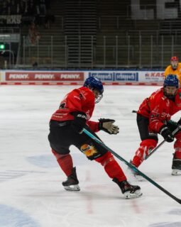 U20 mit Licht und Schatten gegen die DEG 🏒

Ein durchwachsenes Wochenende für die U20 des AEV: Auf eine 3:5-Niederlage am Samstag folgte am Sonntag die passende Reaktion.

💥 Samstag: Trotz einer Steigerung im Schlussdrittel musste sich der AEV mit 3:5 geschlagen geben.

🔥 Sonntag: In einem ausgeglichenen Duell setzte sich Augsburg nach Verlängerung und Penaltyschießen mit 4:3 durch. Zwei verwandelte Penalties sicherten den Zusatzpunkt!

📅 Ausblick: Am kommenden Wochenende sind die Eisbären Berlin in Augsburg zu Gast. Dann will die U20 an die Leistung vom Sonntag anknüpfen.

Bilder @nilsxbergk 

#AEV #AugsburgerEV #U20 #nachwuchseishockey #DNL