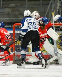 U15 - Zwei Spiele, zwei Siege! 🏒🔴🟢⚪️

Die U15 des AEV hat sich gegen den HC Landsberg mit 5:2 und 6:2 durchgesetzt. Nach einem geduldigen ersten Erfolg am Freitag legte der AEV am Sonntag im Curt-Frenzel-Stadion mit einem starken Start und vier Treffern im ersten Drittel nach.

Die Meisterrunde rückt damit ein großes Stück näher!

Nächstes Spiel:
AEV U15 vs. ERC Ingolstadt
Sonntag, 18. Oktober 2026, 18:15 Uhr

Gegen einen starken Gegner wartet die nächste spannende Aufgabe. 

#NurDerAEV #AEVU15 #Eishockey #Augsburg #CurtFrenzelStadion