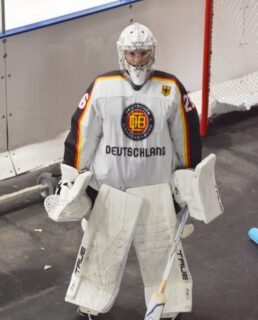 🏒 Premiere in Landshut: Erstes DEB-Satellitentraining

In Landshut fand erstmals ein Satellitentraining unter der Leitung des Deutschen Eishockey-Bundes (DEB) statt. Dabei kamen Spieler und Trainer verschiedener Vereine aus der Region zu einer gemeinsamen Trainingseinheit zusammen.

Mit dabei war auch unser U15-Torwart Nevio Hamm, der zu dieser besonderen Trainingseinheit eingeladen wurde. 🥅

Eine tolle Gelegenheit, neue Impulse zu sammeln und sich mit Spielern und Trainern aus der Region auszutauschen!

#zukunfteishockey #AugsburgerEV #U15 #DEB #Satellitentraining