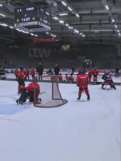 Am Samstag absolvierte unsere U9-1 ihr letztes Heimturnier der BEV-Runde Hinrunde 🏠

Jetzt heißt es für unsere Kids, Schläger einpacken und ab auf Reisen! 🚌🏒 
Die nächsten Turniere führen uns nach Nürnberg, Landshut und Ingolstadt.

Wir freuen uns auf die nächsten Turniere und darauf, unsere Kids auch auswärts anzufeuern! ❤️💚🤍

#nurderaev #zukunfteishockey #augschburgerjungs