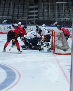U20 zeigt starke Reaktion gegen Berlin 🏒
Zwei Heimspiele, zwei unterschiedliche Ergebnisse: Am Samstag musste sich die U20 des AEV den Berlinern trotz vieler Chancen mit 2:4 geschlagen geben. Vor allem im Powerplay zeigten sich die Gäste effektiv.
Am Sonntag folgte die passende Antwort: Mit viel Einsatz, Kampfgeist und einer geschlossenen Mannschaftsleistung sicherten sich die Augsburger einen verdienten 4:1-Heimsieg. 💪
Jetzt gilt es, den Schwung in die anstehende Qualifikationsrunde mitzunehmen. Der Spielplan für die nächsten Aufgaben wird im Laufe der Woche veröffentlicht.
Torschützen AEV:
🔴 Samstag: Rico Barrenscheen, Liron-Alec Pellizzari
🔴 Sonntag: Nolan Gebele, Lennart Rekis, Samuel Eder, Giovanni Patat
#AEV #AugsburgerEV #U20 #Nachwuchseishockey #teamspirit