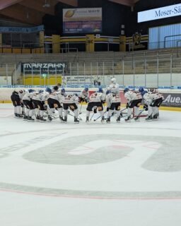 🏒 U17: Meisterrunde, wir kommen!
Zwei Spiele, zwei unterschiedliche Gesichter – und am Ende die Qualifikation für die Meisterrunde! 💪
🗓️ Samstag: Tölzer Löwen – AEV 6:2
Im ersten Spiel überraschten uns die Gastgeber mit ihrem körperbetonten Spiel und schnellen Kontern. Unsere Jungs fanden nicht die passende Antwort und mussten sich verdient geschlagen geben.
🔥 Sonntag: Tölzer Löwen – AEV 2:5
Die richtige Reaktion folgte prompt! Mit einem angepassten Spielplan, weniger Fehlern und einer geschlossenen Mannschaftsleistung sicherte sich unser Team einen verdienten Auswärtssieg. Stark zurückgekämpft, Jungs! 👏
✅ Das Ziel ist erreicht: Die U17 qualifiziert sich für die Meisterrunde!
Weiter geht’s voraussichtlich bereits am kommenden Wochenende. Die genauen Spielansetzungen folgen im Laufe der Woche.
#AugsburgerEV #AEV #U17 #Meisterrunde #nachwuchseishockey