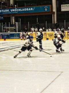 🏒 Erfolgreicher Doppelspieltag der U13 I 🔴🟢⚪

🗓️ Freitag: HC Landsberg – AEV 4:7 Mit einer geschlossenen Mannschaftsleistung sicherte sich unsere U13 I einen verdienten Auswärtssieg. Drei wichtige Punkte im Kampf um die Qualifikation zur Meisterrunde konnten mit nach Augsburg genommen werden. Stark gemacht, Jungs! 👏

🔥 Samstag: EC Bad Tölz – AEV 4:9 Die Gastgeber erwischten den besseren Start und nach dem ersten Drittel stand ein ausgeglichenes 2:2 auf der Anzeigetafel. Eine deutliche Ansprache in der Drittelpause zeigte Wirkung: Mit deutlich mehr Spielfluss, konsequentem Forechecking und guter Chancenverwertung zog der AEV auf 2:8 davon. Im Schlussabschnitt schlichen sich nochmals kleinere Fehler ein, am verdienten zweiten Sieg des Wochenendes änderte das aber nichts mehr. 💪

✅ Sechs Punkte aus zwei Spielen und ein wichtiger Schritt Richtung Meisterrunde!

📅 Weiter geht es mit dem nächsten Doppelspieltag:
🏠 Samstag, 24.10.26 | 10:00 Uhr AEV – EC Peiting

🚌 Sonntag, 25.10.26 | 11:00 Uhr ESVK Kaufbeuren – AEV
Dort wartet mit dem bislang ungeschlagenen Tabellenführer die nächste große Herausforderung auf unsere Jungs. 🔥

#AEVu13 #AugsburgerJungs #ZukunftEishockey #NurDerAEV #spieltag