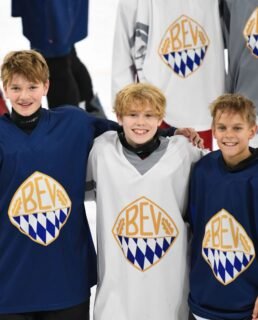 🏒 U14 BEV Elite Camp
Vom 22.–24.10. fand das U14 BEV Elite Camp in Landshut statt.
Wir freuen uns besonders, dass drei Spieler des AEV mit dabei waren (v.l.): Moritz Bauer, Moritz Eisenbarth und Moritz Beinhofer. 💪👏
Dreimal Moritz, dreifache AEV-Power! 😄💚 Da kann man schon mal durcheinanderkommen – Hauptsache, auf dem Eis stimmt die Zuordnung! 🏒😉
Leider konnte Luca Wohlhüter verletzungsbedingt nicht am Camp teilnehmen. Auf diesem Weg wünschen wir dir, Luca, eine schnelle und gute Genesung! 🍀
Wir sind stolz auf euch und wünschen euch weiterhin viel Erfolg, jede Menge Spaß auf dem Eis und eine starke Saison! 🔥
Weiter so, Jungs! 💪🏒
#nurderaev #BEVEliteCamp #U14 #Eishockey #Nachwuchseishockey