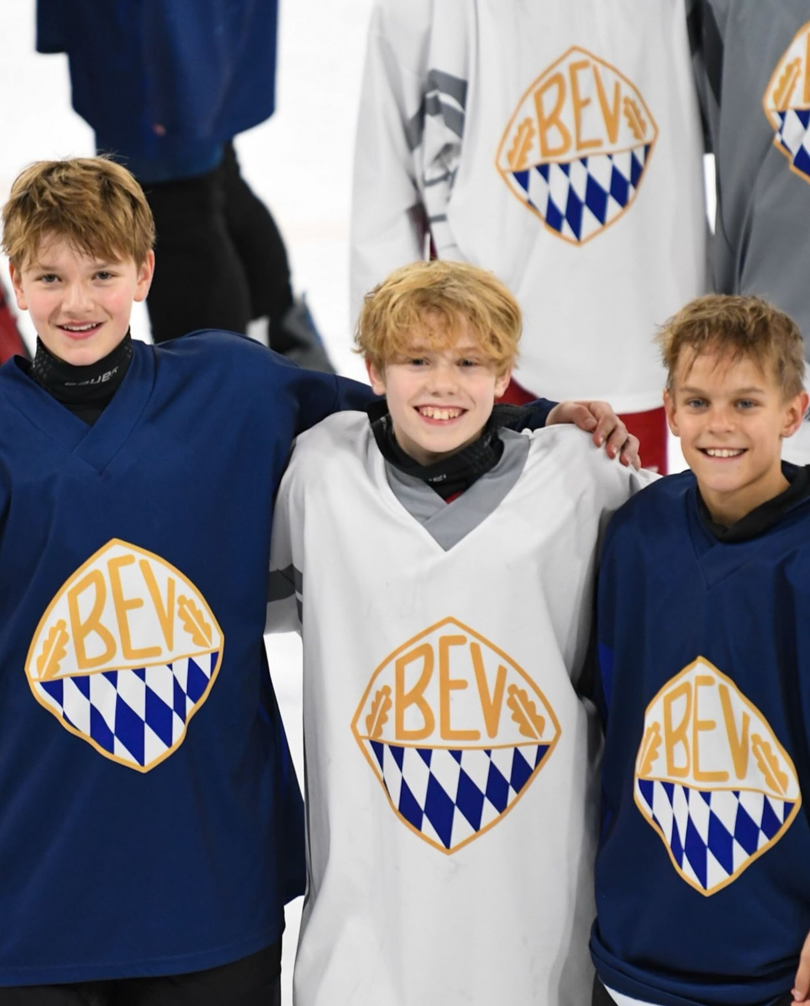 🏒 U14 BEV Elite Camp
Vom 22.–24.10. fand das U14 BEV Elite Camp in Landshut statt.
Wir freuen uns besonders, dass drei Spieler des AEV mit dabei waren (v.l.): Moritz Bauer, Moritz Eisenbarth und Moritz Beinhofer. 💪👏
Dreimal Moritz, dreifache AEV-Power! 😄💚 Da kann man schon mal durcheinanderkommen – Hauptsache, auf dem Eis stimmt die Zuordnung! 🏒😉
Leider konnte Luca Wohlhüter verletzungsbedingt nicht am Camp teilnehmen. Auf diesem Weg wünschen wir dir, Luca, eine schnelle und gute Genesung! 🍀
Wir sind stolz auf euch und wünschen euch weiterhin viel Erfolg, jede Menge Spaß auf dem Eis und eine starke Saison! 🔥
Weiter so, Jungs! 💪🏒
#nurderaev #BEVEliteCamp #U14 #Eishockey #Nachwuchseishockey