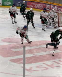 🏒 U20 - Sechs Punkte zum Auftakt! 💪🔴🟢⚪️
Unsere U20 startet erfolgreich in die Qualifikationsrunde und sichert sich mit zwei Auswärtssiegen beim SC Bietigheim die maximale Punktausbeute!
Am Samstag überzeugte der AEV mit einem souveränen 6:1-Erfolg. Am Sonntag wurde es deutlich spannender, doch unsere Jungs behielten die Nerven und machten mit einem 4:3 den Auftakt perfekt. 🔥👏
Am kommenden Wochenende stehen zwei Heimspiele gegen die Düsseldorfer EG an. Wir freuen uns auf eure Unterstützung! 🙌
#AEV #AugsburgerEV #U20 #Eishockey #Qualifikationsrunde