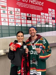 Wir strahlen mit der Gewinnerin Julia aus Augsburg nach dem heutigen Spiel der @aevpanther. Mit dem Los F1610 sackte sie satte 1600 €uro ein. Herzlichen Glückwunsch und viel Spaß damit. Die nächste Dauerkarte ist Save.😉
Unser Vizepräsident Max Greiner freute sich über die gleiche Summe für unseren #aevnachwuchs.
Zusätzlich konnten noch über 260 Becher aus den Sammelstationen gesammelt werden.
Wir sagen allen Teilnehmenden, vielen vielen Dank für die Loskäufe.
#AEV5050Lotterie #AEV #Augsburg #lotto