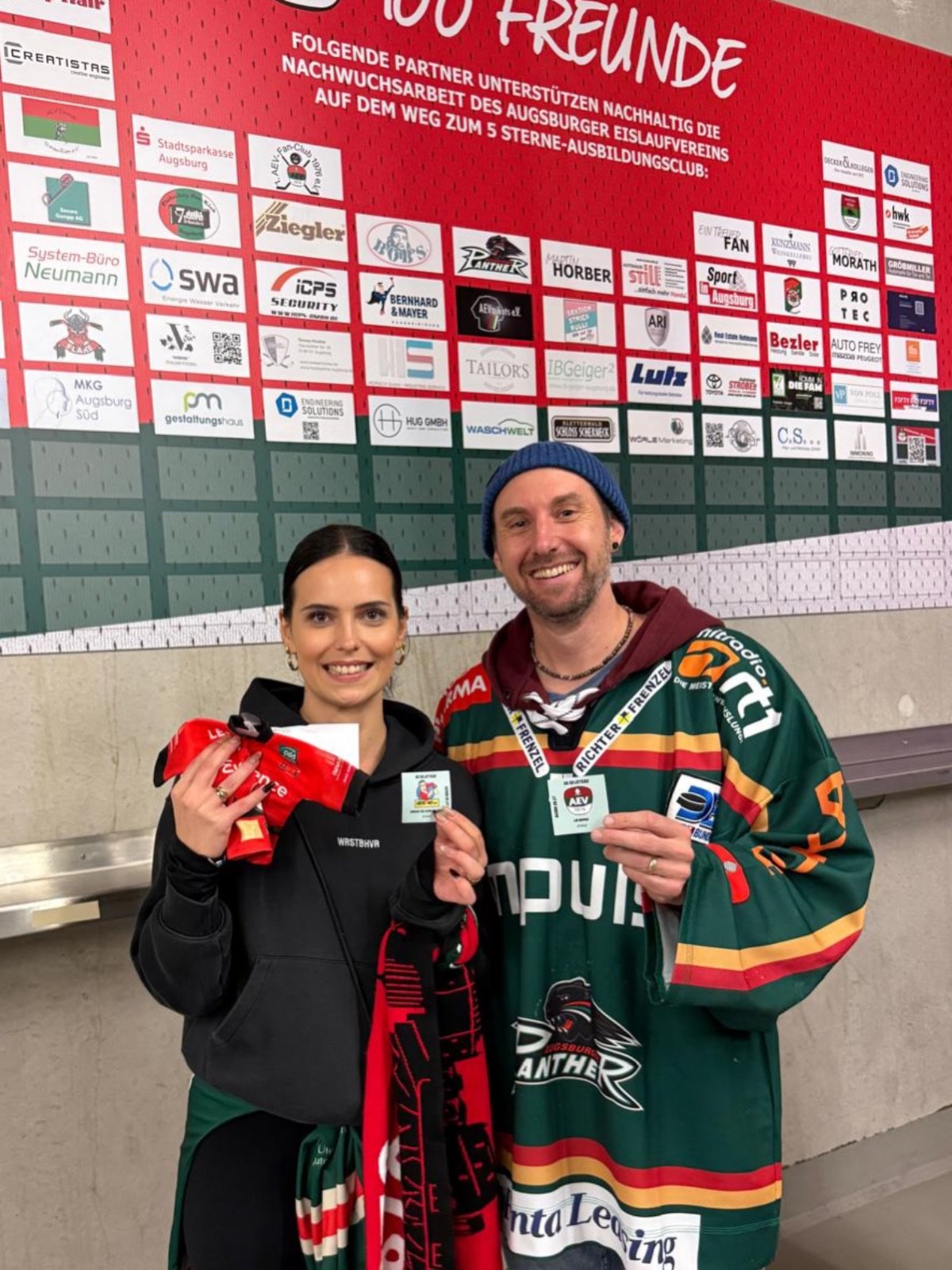 Wir strahlen mit der Gewinnerin Julia aus Augsburg nach dem heutigen Spiel der @aevpanther. Mit dem Los F1610 sackte sie satte 1600 €uro ein. Herzlichen Glückwunsch und viel Spaß damit. Die nächste Dauerkarte ist Save.😉
Unser Vizepräsident Max Greiner freute sich über die gleiche Summe für unseren #aevnachwuchs.
Zusätzlich konnten noch über 260 Becher aus den Sammelstationen gesammelt werden.
Wir sagen allen Teilnehmenden, vielen vielen Dank für die Loskäufe.
#AEV5050Lotterie #AEV #Augsburg #lotto
