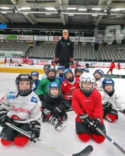 🏒❤️ Ein besonderer Gast in unserer Laufschule!
Am Wochenende durften sich unsere Jüngsten über Besuch von Marco Niewollik freuen, der selbst vor einigen Jahren seine ersten Schritte auf dem Eis in der AEV-Laufschule gemacht hat. Gemeinsam mit unseren Kleinsten hatte er jede Menge Spaß auf dem Eis! 🏒😊
Lieber Marco, wir wünschen dir weiterhin eine gute Genesung und freuen uns, wenn du bald wieder bei uns vorbeischaust! 🍀💪
#AEV #AugsburgerEV #Laufschule #Nachwuchs #Eishockey