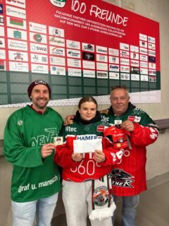 🎉 #AEV5050Lotterie | Wieder zugeschlagen! 🎉
Manche nennen es Glück. Bei Martin und Vanessa aus Gersthofen könnte man langsam von Routine sprechen. 😄🍀
Die beiden sind regelmäßig bei den Spielen der @aevpanther dabei, auch ohne Dauerkarte. Als echte Lotterie-Spielgemeinschaft haben sie bei der AEV5050Lotterie mittlerweile schon zum dritten Mal gewonnen! 🤯
Mit dem Gewinnerlos G0756 dürfen sie sich heute über stolze 1.162 € freuen. 💰
Herzlichen Glückwunsch nach Gersthofen! Wir wünschen viel Freude mit dem Gewinn und bedanken uns für eure treue Unterstützung unseres Nachwuchses. ❤️💚🏒
#AEV #Gewinner #Augsburg Glückssträhne Nachwuchsförderung DreifachGewinnt AEVNachwuchs