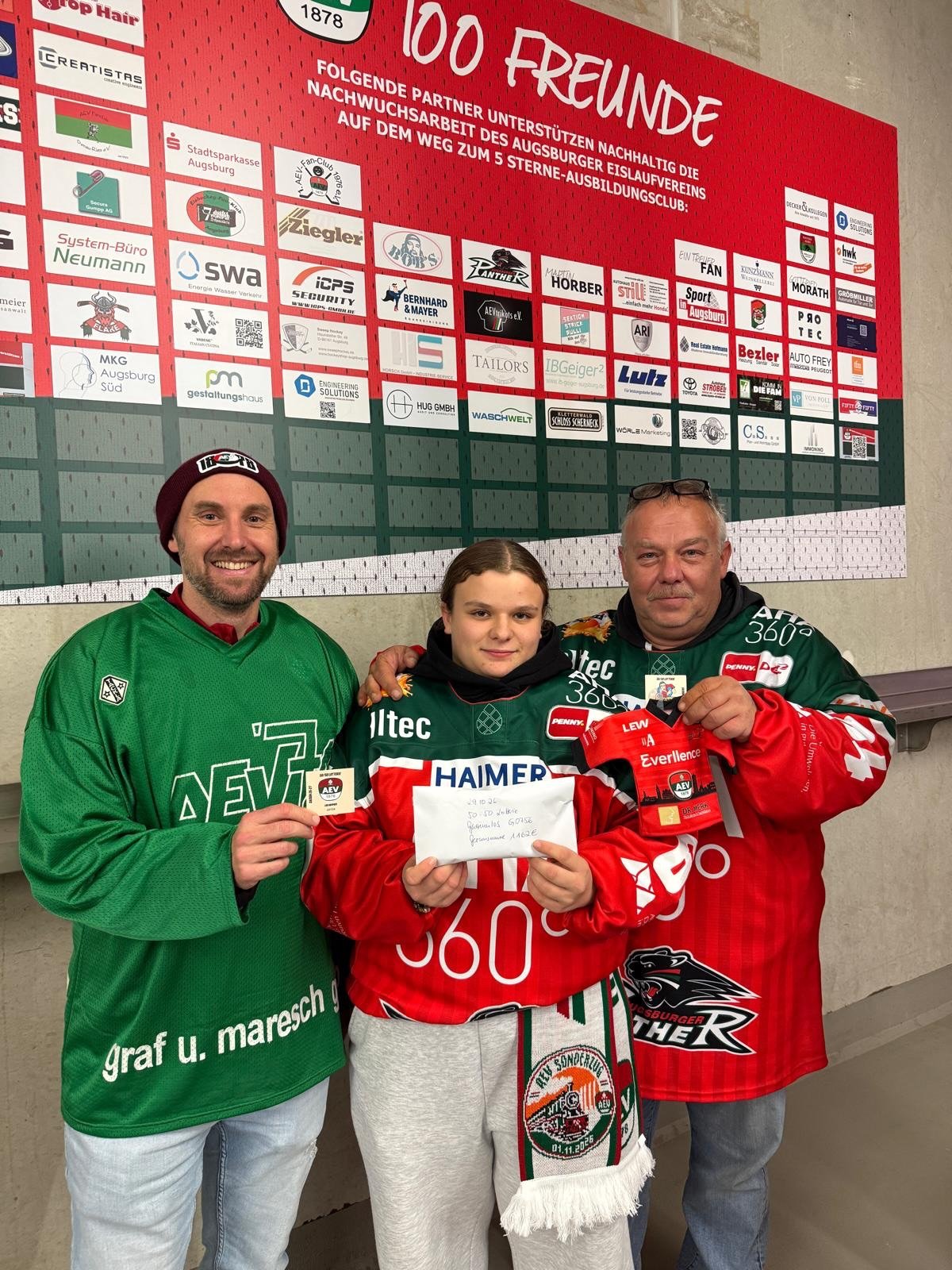 🎉 #AEV5050Lotterie | Wieder zugeschlagen! 🎉
Manche nennen es Glück. Bei Martin und Vanessa aus Gersthofen könnte man langsam von Routine sprechen. 😄🍀
Die beiden sind regelmäßig bei den Spielen der @aevpanther dabei, auch ohne Dauerkarte. Als echte Lotterie-Spielgemeinschaft haben sie bei der AEV5050Lotterie mittlerweile schon zum dritten Mal gewonnen! 🤯
Mit dem Gewinnerlos G0756 dürfen sie sich heute über stolze 1.162 € freuen. 💰
Herzlichen Glückwunsch nach Gersthofen! Wir wünschen viel Freude mit dem Gewinn und bedanken uns für eure treue Unterstützung unseres Nachwuchses. ❤️💚🏒
#AEV #Gewinner #Augsburg Glückssträhne Nachwuchsförderung DreifachGewinnt AEVNachwuchs