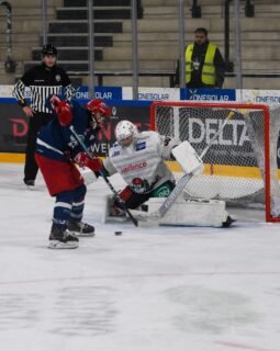 🏒 U15 - COMEBACK UND SIEG IM PENALTY-SCHIESSEN!🔥
Nach einem intensiven Spiel stand es nach 60 Minuten 2:2. Zweimal lag der AEV zurück, zweimal kämpften sich unsere Jungs zurück. Im Penaltyschießen behielten sie die Nerven und sicherten sich den Sieg! 👏
Ein Spiel auf Augenhöhe mit viel Einsatz, Leidenschaft und einem Team, das niemals aufgegeben hat. Stark gekämpft, stark reagiert, stark gewonnen! 🔴🟢⚪
📅 WEITER GEHT’S AM FREITAG!
Am 30.10.2026 geht es auswärts gegen den ESV Kaufbeuren.
🚌 ESV Kaufbeuren vs. AEV
🕖 Spielbeginn: 19:00 Uhr
🏠 NÄCHSTES HEIMSPIEL!
Am Samstag, den 31.10., empfangen wir den EV Landshut zum nächsten Duell!
📍 AEV vs. EV Landshut
🕒 Spielbeginn: 15:15 Uhr
Kommt vorbei und unterstützt unsere Jungs! Wir freuen uns auf euch! 🔥🏒
#AEV #AugsburgerEV #Eishockey #Auswärtssieg #Heimspiel