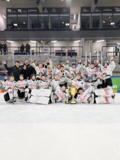 Mehr als ein ordentlicher Auftritt unserer U11 beim Dietzinger Cup in Landshut. 🏆

Während die Jungjahrgänge ihre Wintergames in Ottobrunn absolvierten, durften die Endjahrgänge bei deutlich angenehmeren Bedingungen in Landshut aufs Eis gehen.

Mit fünf Siegen, einer knappen Niederlage und einem verschlafenen Remis beendeten die Jungs die Gruppenphase auf Platz zwei. Spielplan und Tabelle bescherten uns zwei back-to-back-Spiele gegen das Team des EV Landshut – sicher nicht die ideale Ausgangslage für ein Halbfinale. In einem erwartungsgemäß hochklassigen Spiel setzten wir uns knapp, aber verdient durch. 🏒💪

Im Finale wartete der starke Vorrundenvierte aus Regensburg. Auch hier entwickelte sich schnell ein intensives und ansehnliches Eishockeyspiel, das wir zunehmend besser kontrollierten und nur wenige Torschüsse zuließen. Der Turniersieg war am Ende das Resultat von hoher Laufbereitschaft, viel Scheibenbesitz und Spielkontrolle - ohne das großes Offensivfeuerwerk gezündet zu haben. Eine durchaus reife Leistung! 

Nach zwei Tagen mit sehenswertem und sehr fairem Eishockey konnte - der Vorlage der U9 folgend - der riesige Wanderpokal schließlich mit einem letzten Kraftakt in die Höhe gestemmt werden. ❤️💚🤍

#nurderaev #zukunfteishockey