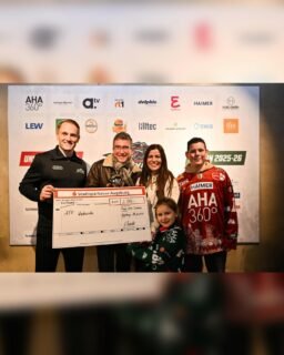 ❤️ Große Unterstützung für unseren Nachwuchs! ❤️

Auf dem Christkindlsmarkt haben unsere Panther-Profis fleißig Glühwein ausgeschenkt – und aus dieser tollen Aktion ist etwas ganz Besonderes entstanden:
Die Familie Diebold (Anita & Eugen) spendet einen Teil der Einnahmen an unseren Nachwuchs! 🙌

Dank der Organisation von Markus Keller durften wir diese großartige Unterstützung mit einem Scheck entgegennehmen.
Ein riesiges Dankeschön an die Familie Diebold für ihr Engagement und ihre Wertschätzung unserer Jugendarbeit – so sieht echter Teamgeist aus! 
🐾❤️💚🤍

#Danke #Gemeinsamstark #Teamgeist #Panther #Christkindlsmarkt